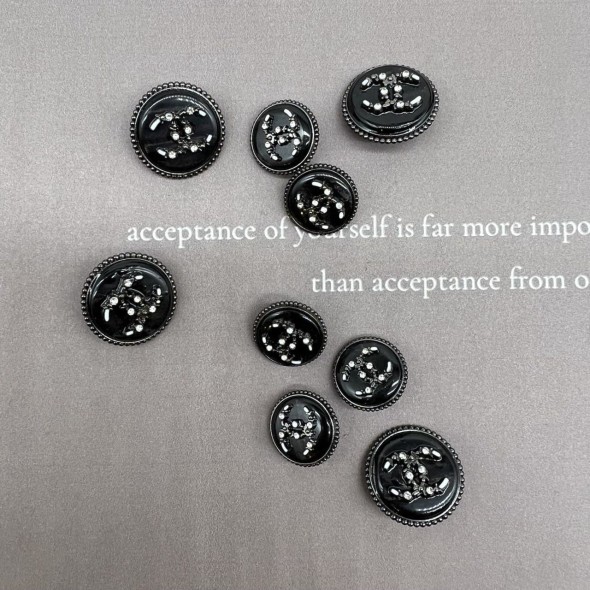 Пуговицы темное серебро с чёрным перламутром, декорированы мелкими стразами, 18 мм