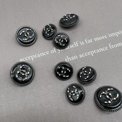 Пуговицы темное серебро с чёрным перламутром, декорированы мелкими стразами, 18 мм
