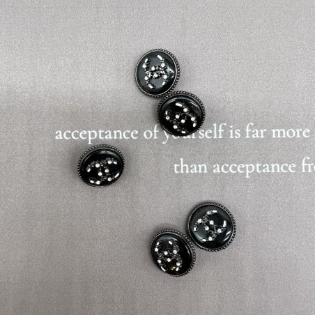 Пуговицы темное серебро с чёрным перламутром, декорированы мелкими стразами, 18 мм