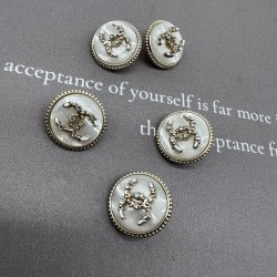 Пуговицы золотистый металл с молочным перламутром, декорированы мелкими стразами, 18 мм