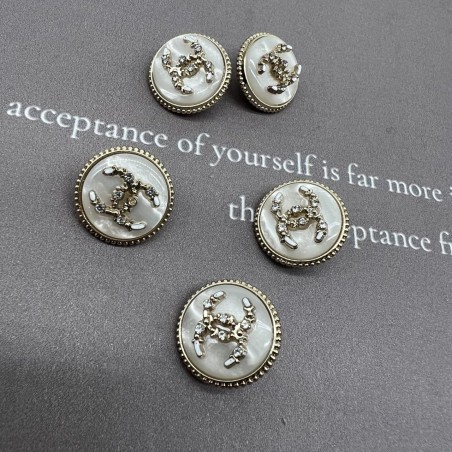 Пуговицы золотистый металл с молочным перламутром, декорированы мелкими стразами, 18 мм
