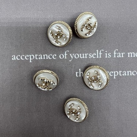 Пуговицы золотистый металл с молочным перламутром, декорированы мелкими стразами, 18 мм