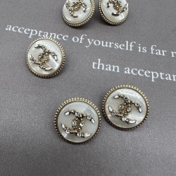 Пуговицы золотистый металл с молочным перламутром, декорированы мелкими стразами, 18 мм