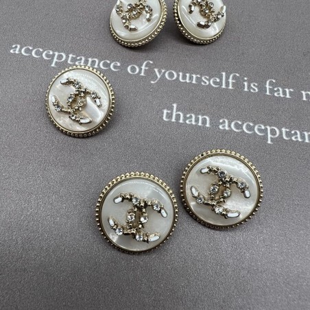 Пуговицы золотистый металл с молочным перламутром, декорированы мелкими стразами, 18 мм