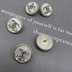 Пуговицы золотистый металл с молочным перламутром, декорированы мелкими стразами, 18 мм