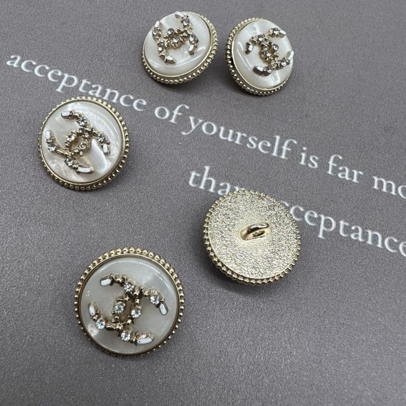Пуговицы золотистый металл с молочным перламутром, декорированы мелкими стразами, 18 мм
