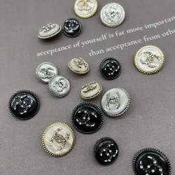 Пуговицы золотистый металл с молочным перламутром, декорированы мелкими стразами, 18 мм