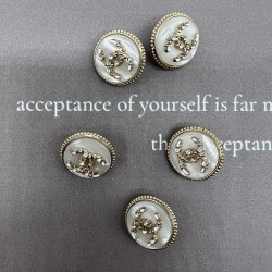 Пуговицы золотистый металл с молочным перламутром, декорированы мелкими стразами, 18 мм