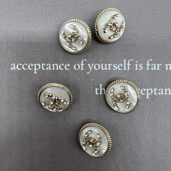 Пуговицы золотистый металл с молочным перламутром, декорированы мелкими стразами, 18 мм