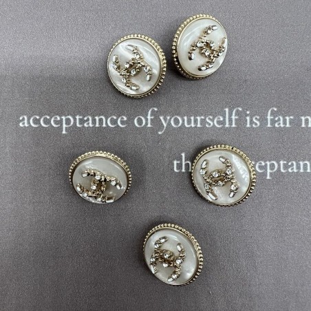 Пуговицы золотистый металл с молочным перламутром, декорированы мелкими стразами, 18 мм