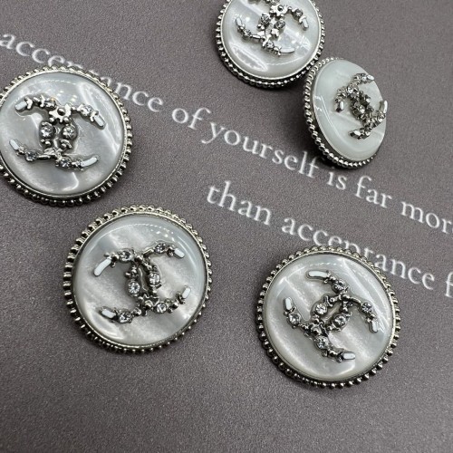Пуговицы серебристый метал  с перламутром, декорированы мелкими стразами, 23 мм