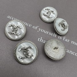 Пуговицы серебристый метал  с перламутром, декорированы мелкими стразами, 23 мм