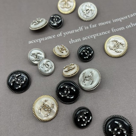 Пуговицы серебристый металл с перламутром, декорированы мелкими стразами, 18 мм