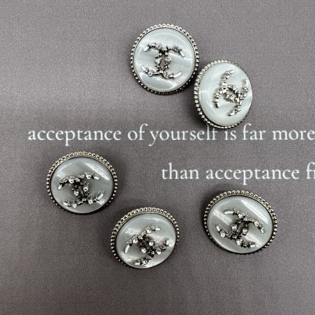 Пуговицы серебристый металл с перламутром, декорированы мелкими стразами, 18 мм