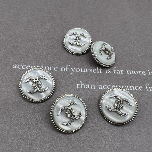 Пуговицы серебристый металл с перламутром, декорированы мелкими стразами, 18 мм