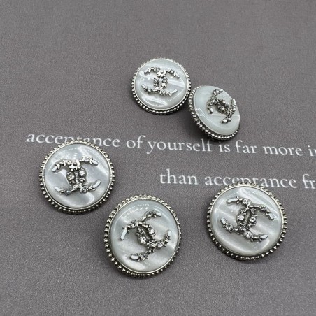Пуговицы серебристый металл с перламутром, декорированы мелкими стразами, 18 мм