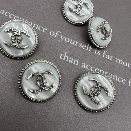 Пуговицы серебристый металл с перламутром, декорированы мелкими стразами, 18 мм