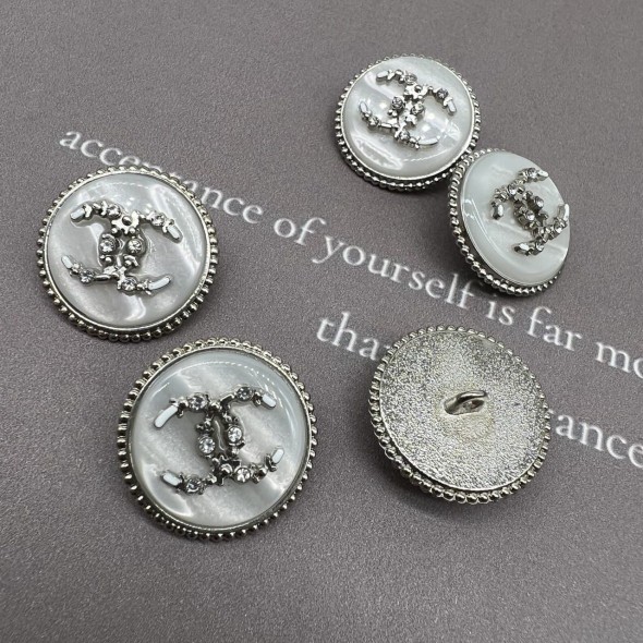 Пуговицы серебристый металл с перламутром, декорированы мелкими стразами, 18 мм