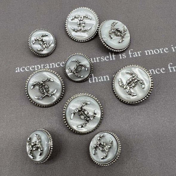 Пуговицы серебристый металл с перламутром, декорированы мелкими стразами, 18 мм