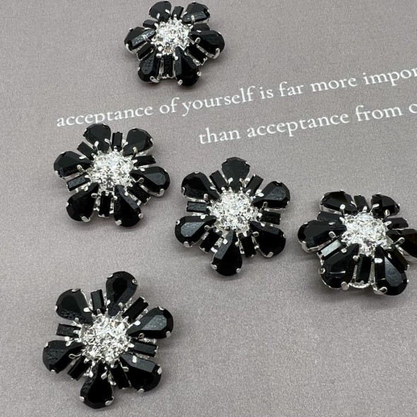 Пуговицы из серебристого металла с чёрными стразами