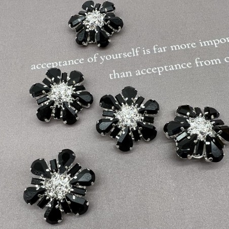 Пуговицы из серебристого металла с чёрными стразами