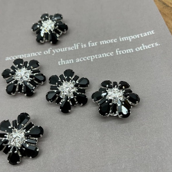 Пуговицы из серебристого металла с чёрными стразами