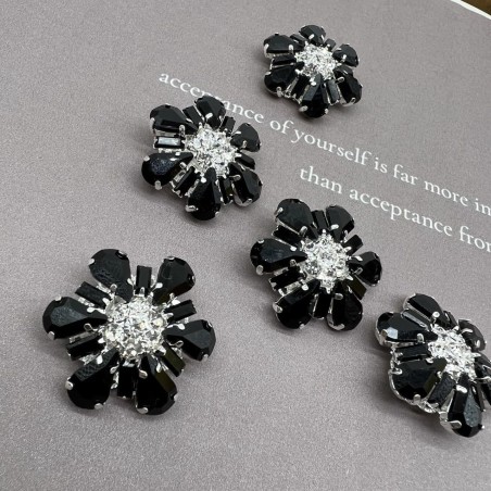 Пуговицы из серебристого металла с чёрными стразами