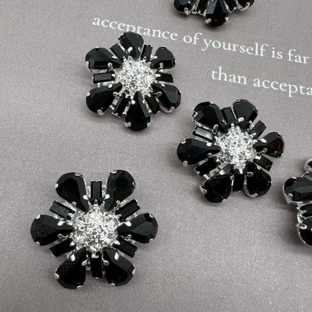 Пуговицы из серебристого металла с чёрными стразами