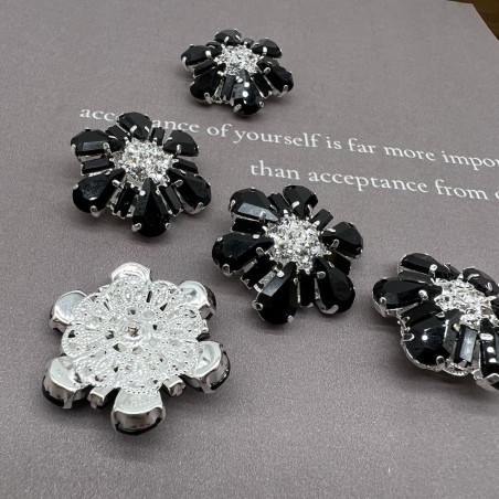 Пуговицы из серебристого металла с чёрными стразами