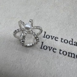 Корона серебристый метал с жемчужиной и стразами