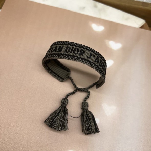 Браслет текстильный серого цвета с кисточками