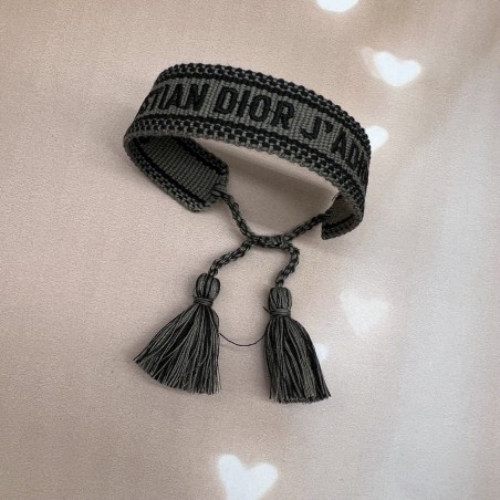 Браслет текстильный серого цвета с кисточками