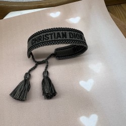 Браслет текстильный серого цвета с кисточками