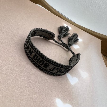 Браслет текстильный серого цвета с кисточками