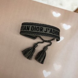 Браслет текстильный серого цвета с кисточками