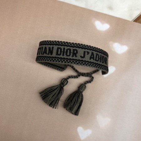 Браслет текстильный серого цвета с кисточками