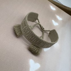 Браслет текстильный бежевого цвета с вышивкой в тон и кисточками