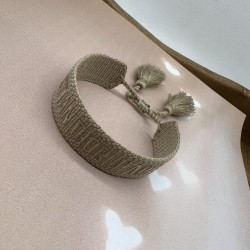 Браслет текстильный бежевого цвета с вышивкой в тон и кисточками