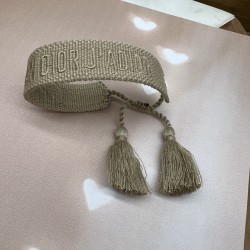 Браслет текстильный бежевого цвета с вышивкой в тон и кисточками