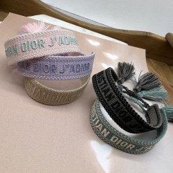 Браслет текстильный бежевого цвета с вышивкой в тон и кисточками