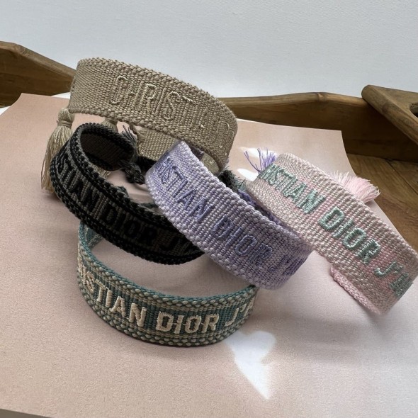 Браслет текстильный сиреневого цвета с вышивкой в тон и кисточками