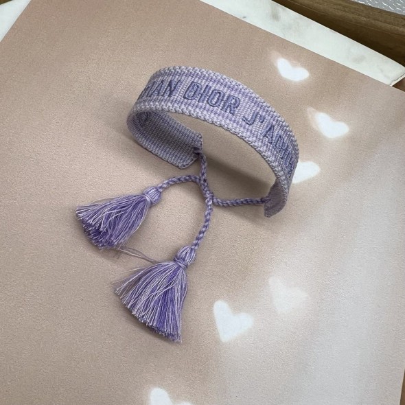 Браслет текстильный сиреневого цвета с вышивкой в тон и кисточками