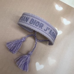 Браслет текстильный сиреневого цвета с вышивкой в тон и кисточками