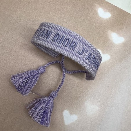 Браслет текстильный сиреневого цвета с вышивкой в тон и кисточками