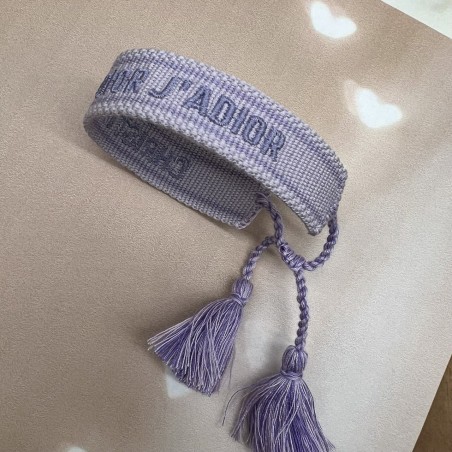 Браслет текстильный сиреневого цвета с вышивкой в тон и кисточками