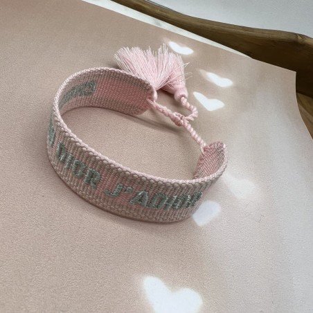 Браслет текстильный нежно-розового цвета с вышивкой и кисточками