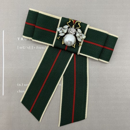 Бант из репсовой ленты в полоску, дополнен брошью