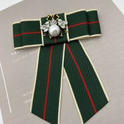 Бант из репсовой ленты в полоску, дополнен брошью