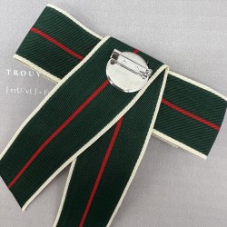 Бант из репсовой ленты в полоску, дополнен брошью