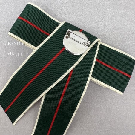 Бант из репсовой ленты в полоску, дополнен брошью